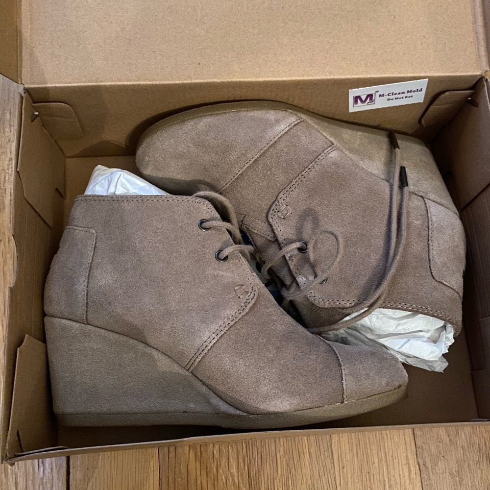 Tom’s Desert Wedge Taupe Suede Boot (size 6)